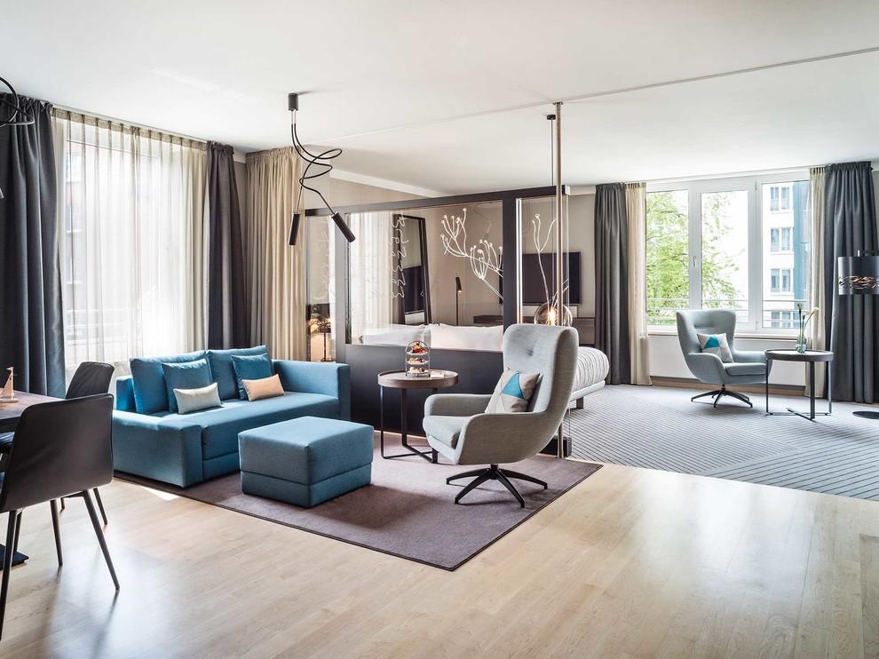Foto di un grande soggiorno design stile loft con sala formale, pareti marroni, parquet chiaro, nessun camino, nessuna TV e pavimento beige