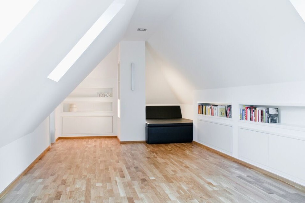 Источник вдохновения для домашнего уюта: открытая гостиная комната в современном стиле с белыми стенами