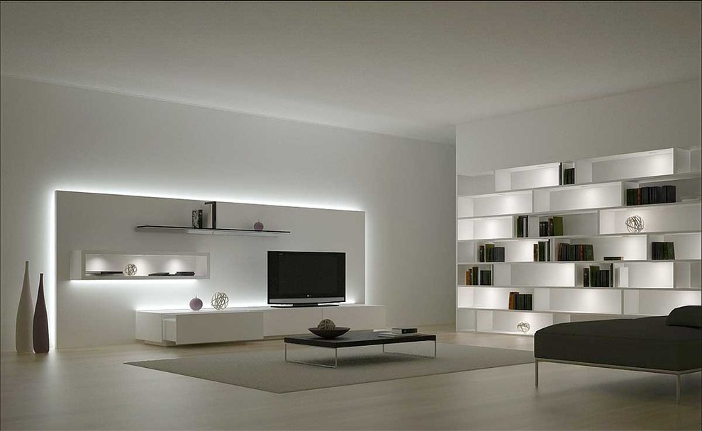 Diseño de sala de estar con biblioteca tipo loft contemporánea grande sin chimenea con paredes blancas, suelo de madera clara, televisor independiente y suelo beige