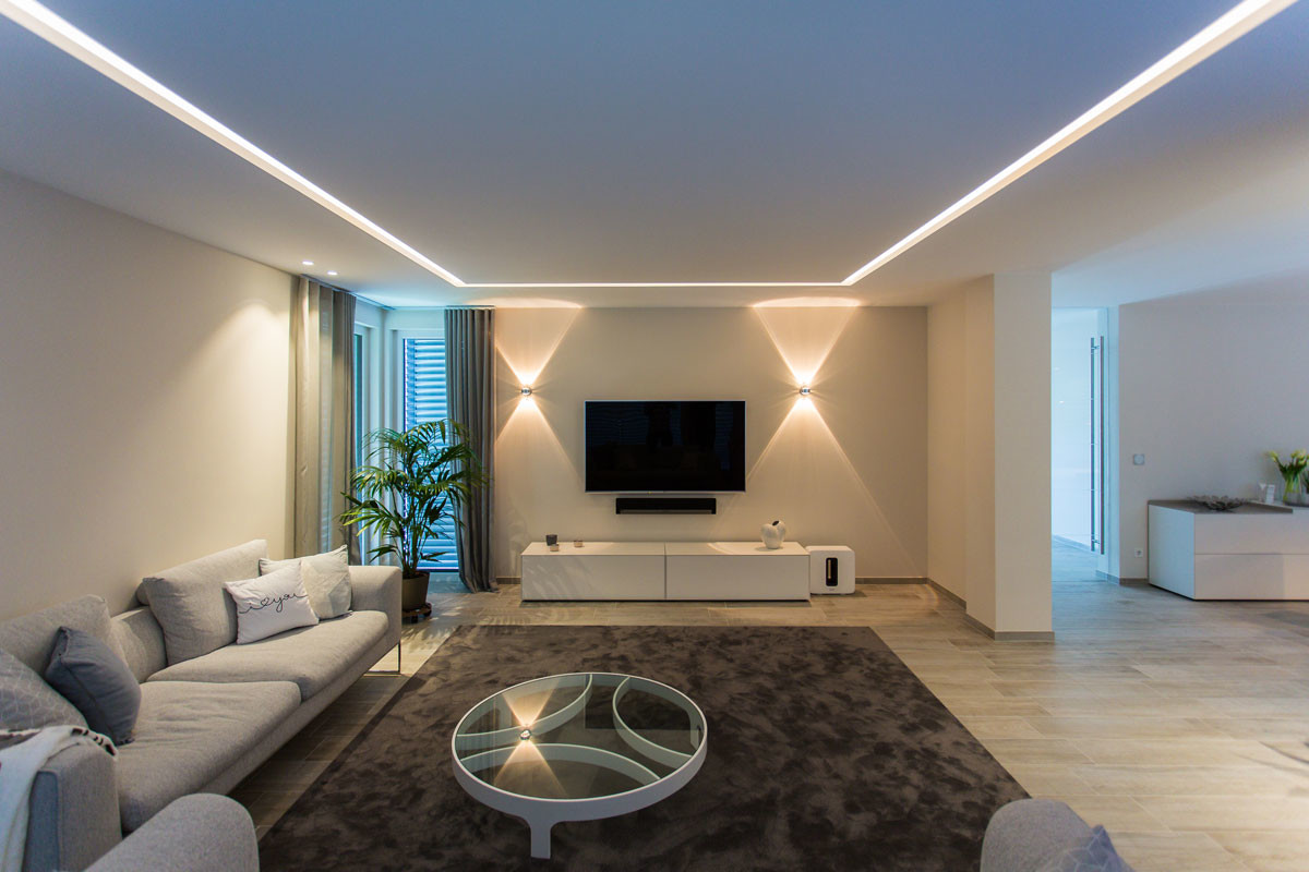 Foto di un ampio soggiorno minimal aperto con pareti beige, nessun camino, TV a parete, pavimento beige e pavimento in laminato