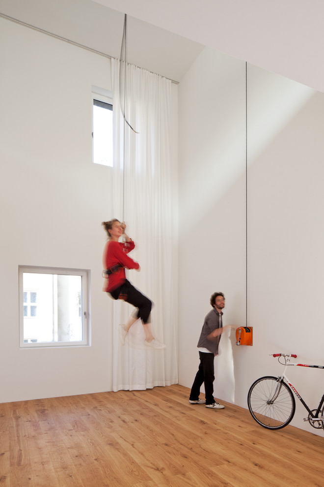 Family room - contemporary family room idea in Berlin
