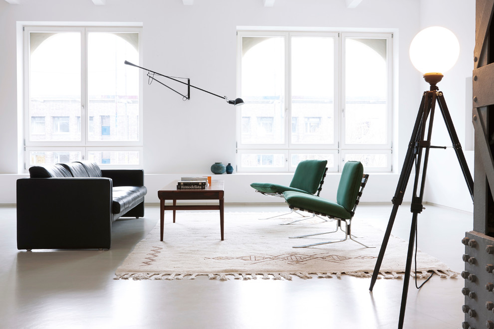 Großes, Fernseherloses Modernes Wohnzimmer ohne Kamin mit weißer Wandfarbe in Berlin