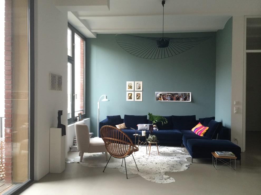 Idee per un piccolo soggiorno contemporaneo aperto con nessun camino, pareti multicolore e tappeto