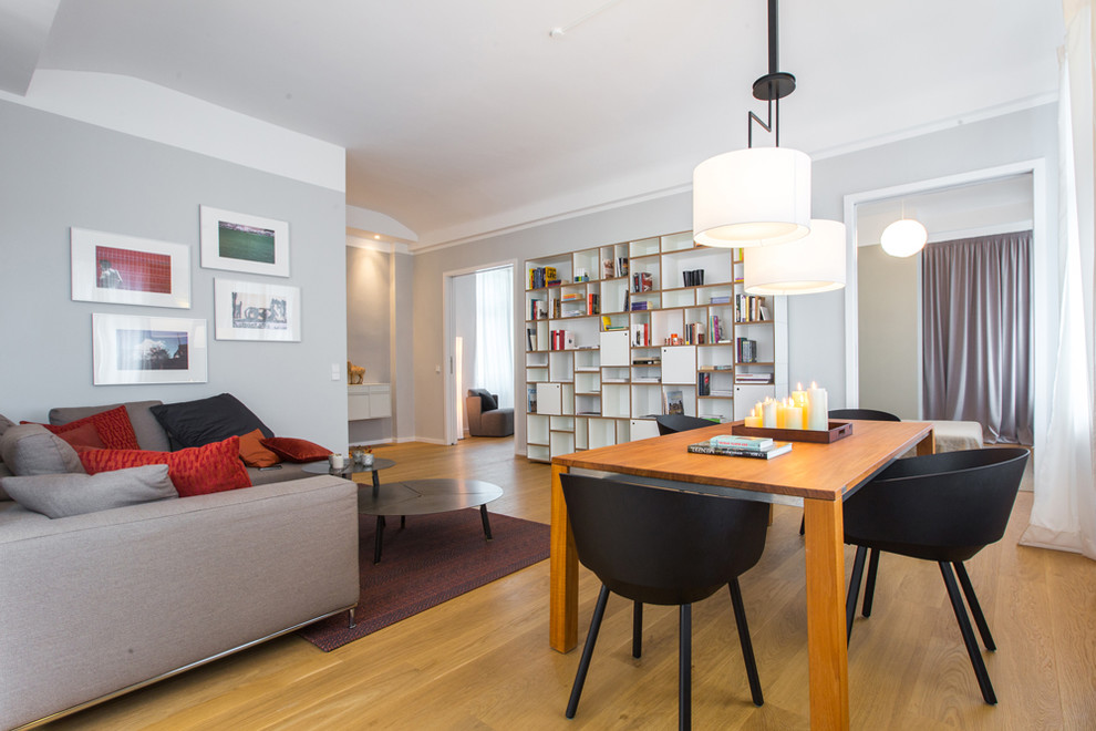 Foto di un soggiorno contemporaneo di medie dimensioni e stile loft con pareti grigie, parquet chiaro e pavimento marrone