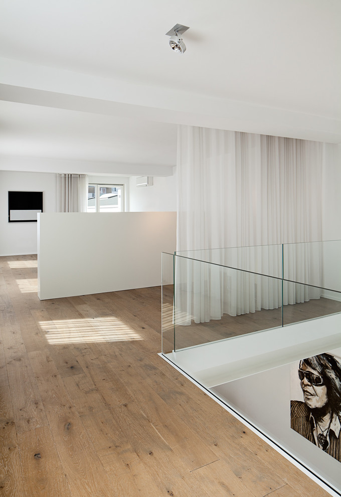 На фото: гостиная комната в стиле модернизм с красивыми шторами с