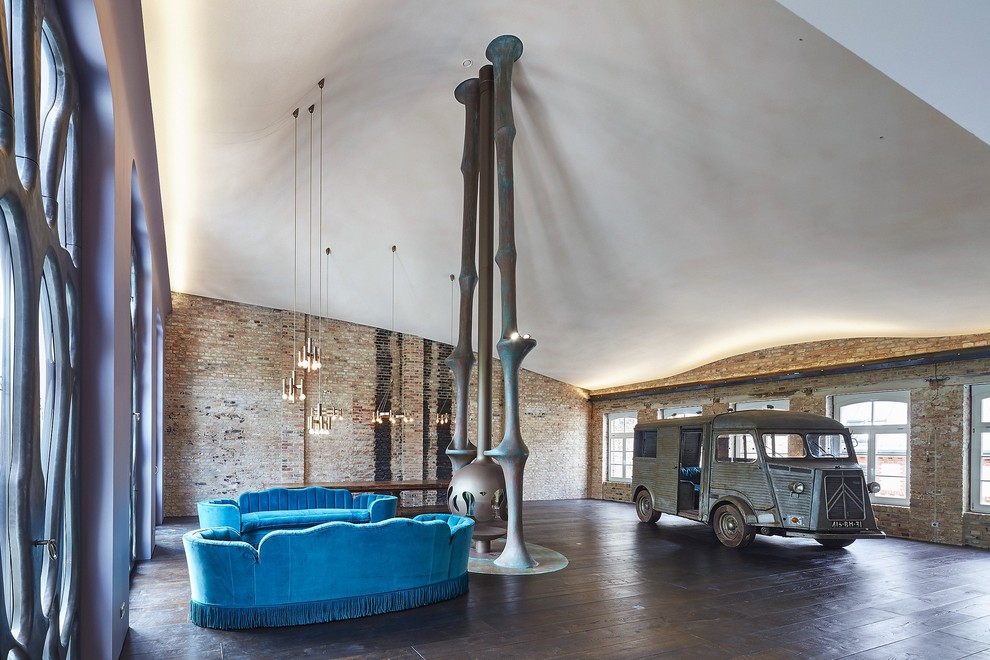 Großes, Repräsentatives Stilmix Wohnzimmer mit Hängekamin, dunklem Holzboden, Kaminumrandung aus Metall und brauner Wandfarbe in Berlin