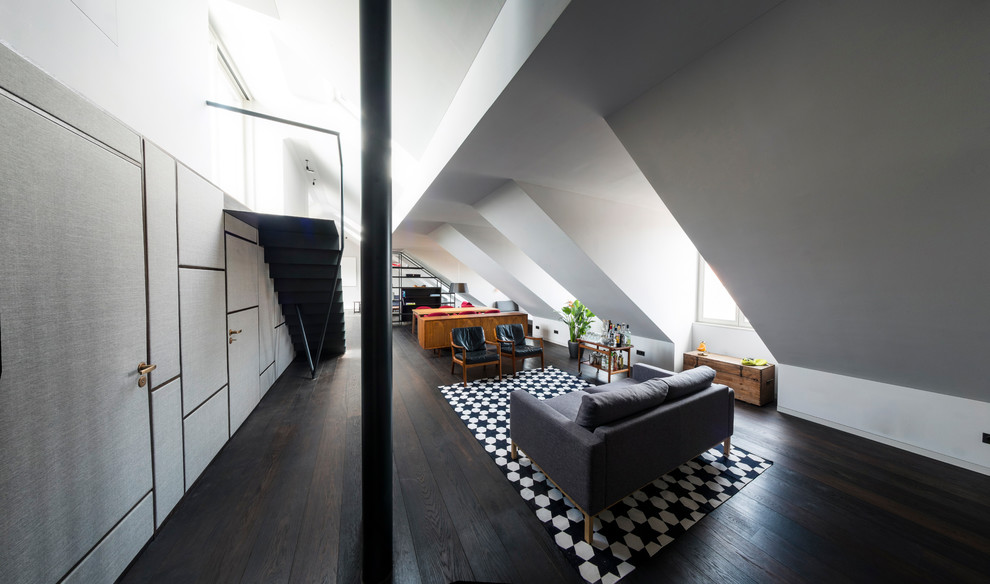 Geräumiges, Repräsentatives, Fernseherloses Modernes Wohnzimmer ohne Kamin, im Loft-Stil mit grauer Wandfarbe, braunem Holzboden und braunem Boden in München