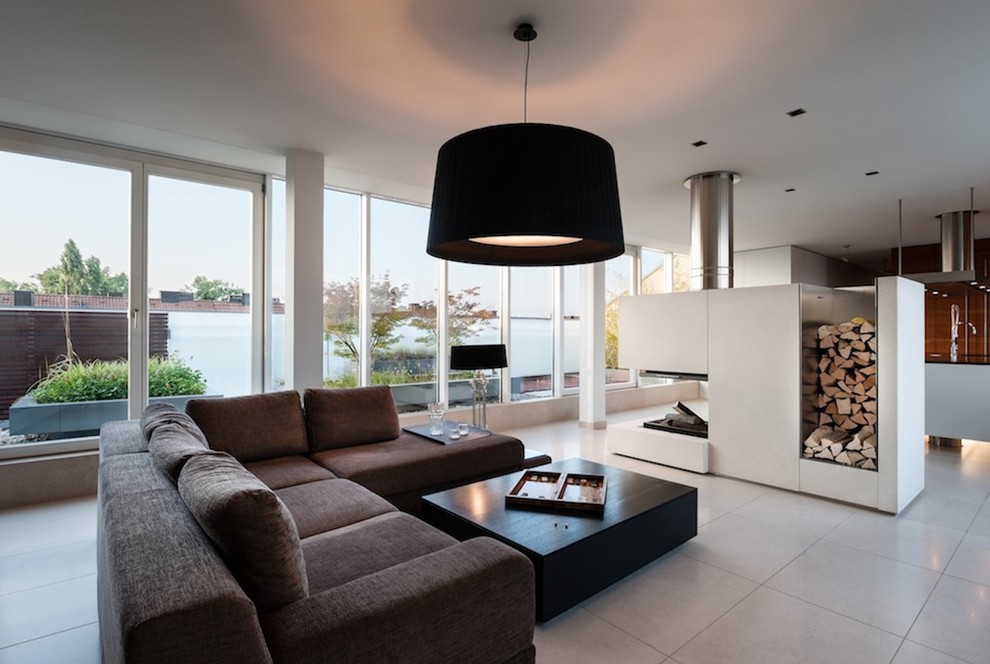 Foto di un grande soggiorno design aperto con pareti bianche, camino bifacciale e nessuna TV