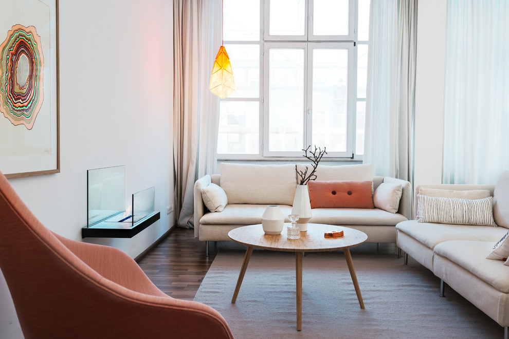 Источник вдохновения для домашнего уюта: гостиная комната среднего размера в скандинавском стиле с белыми стенами, темным паркетным полом и горизонтальным камином