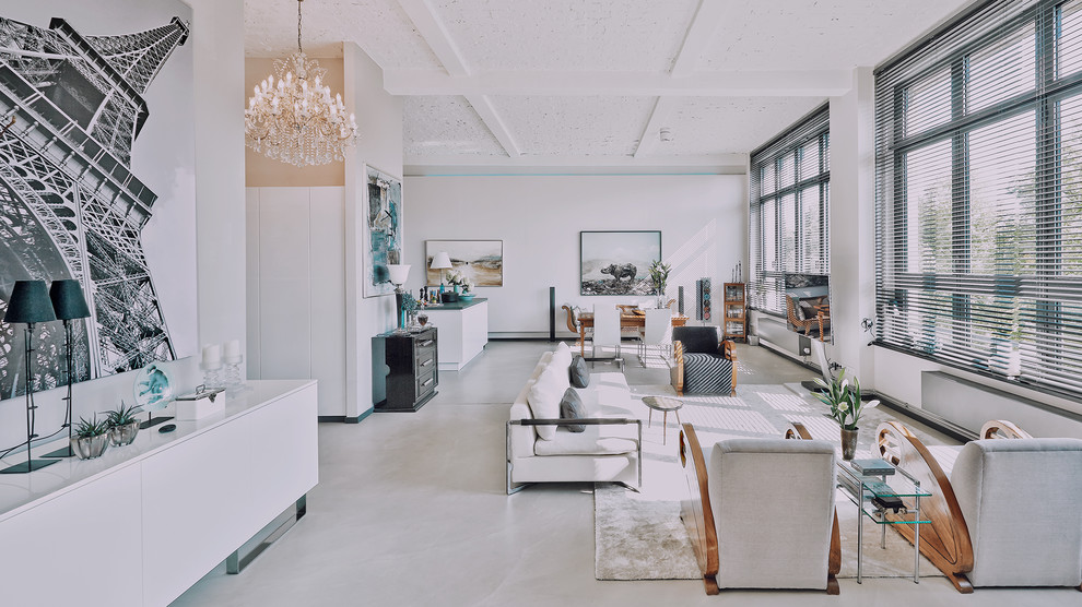 Пример оригинального дизайна: большая открытая гостиная комната в современном стиле с белыми стенами, бетонным полом, отдельно стоящим телевизором и серым полом без камина