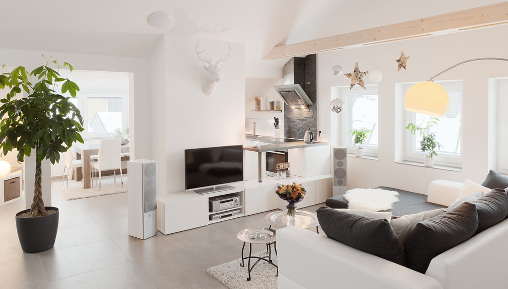 Свежая идея для дизайна: маленькая парадная гостиная комната в современном стиле с белыми стенами и отдельно стоящим телевизором без камина для на участке и в саду - отличное фото интерьера