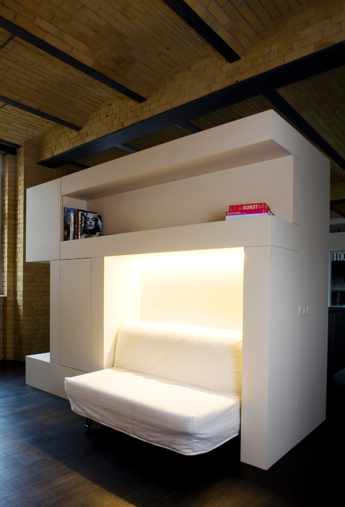 Свежая идея для дизайна: двухуровневая гостиная комната в стиле лофт с белыми стенами и полом из линолеума - отличное фото интерьера