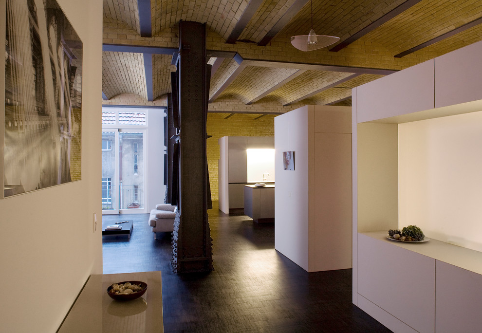Ispirazione per un soggiorno industriale stile loft con pareti bianche e pavimento in linoleum