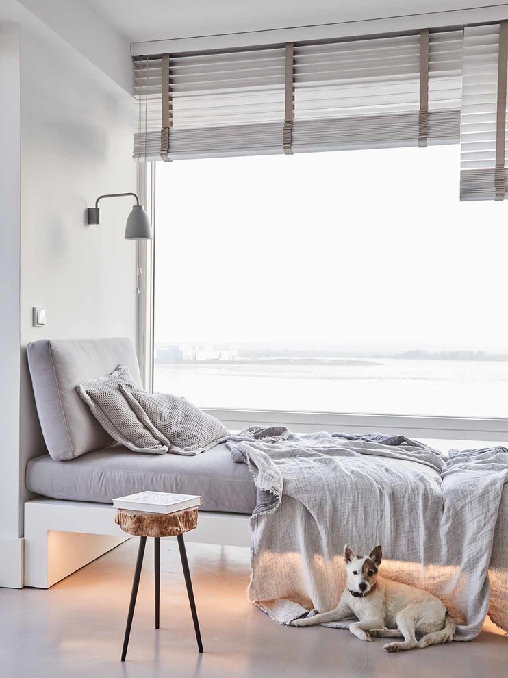 Modernes Wohnzimmer mit weißer Wandfarbe und grauem Boden in Hamburg