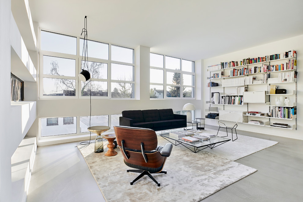 Стильный дизайн: открытая, парадная гостиная комната среднего размера в современном стиле с белыми стенами, серым полом и бетонным полом без камина - последний тренд