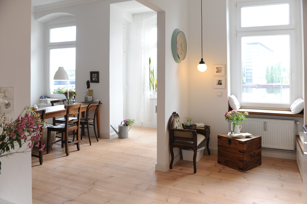 Mittelgroßes, Repräsentatives Nordisches Wohnzimmer mit weißer Wandfarbe und hellem Holzboden in Berlin