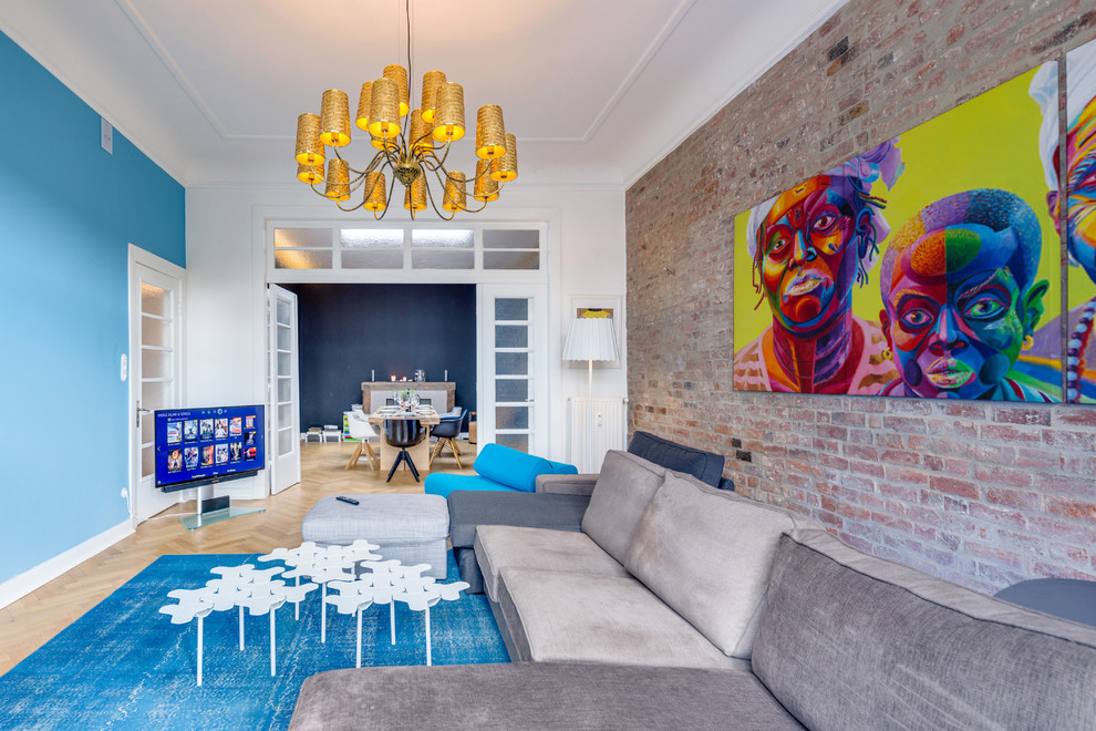 Großes, Abgetrenntes Modernes Wohnzimmer ohne Kamin mit blauer Wandfarbe, hellem Holzboden und freistehendem TV in Hamburg