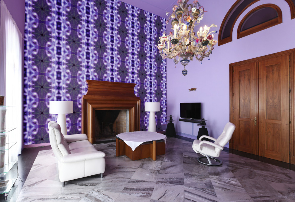 На фото: большая гостиная комната в современном стиле с светлым паркетным полом, коричневым полом и обоями на стенах с