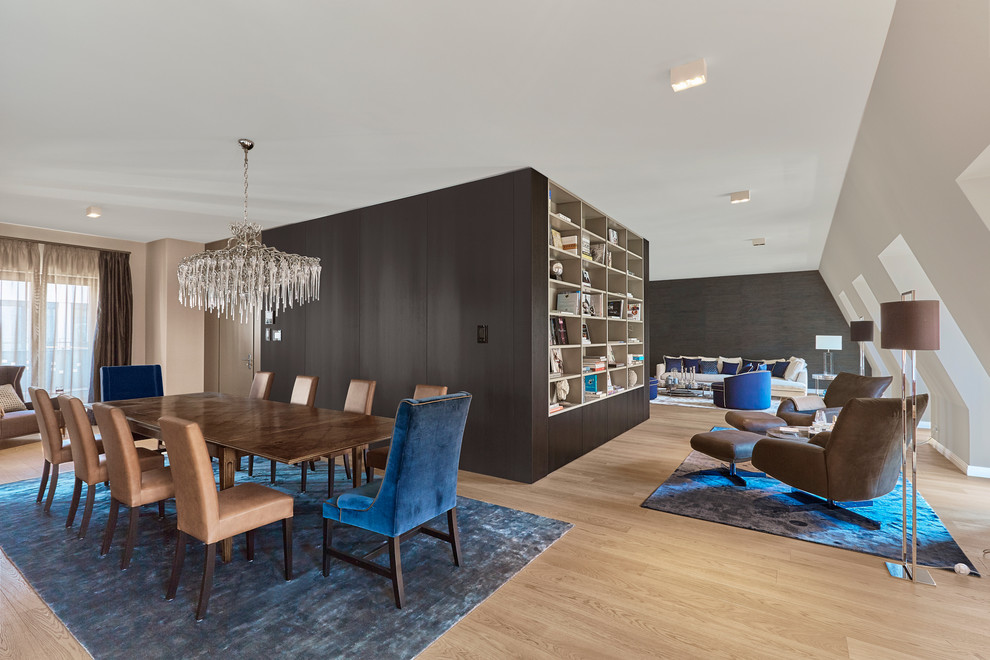 Geräumiges, Repräsentatives, Fernseherloses Modernes Wohnzimmer im Loft-Stil mit weißer Wandfarbe, braunem Holzboden und braunem Boden in Berlin