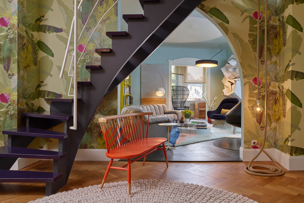 Offenes Modernes Wohnzimmer mit Hängekamin und braunem Boden in Stuttgart