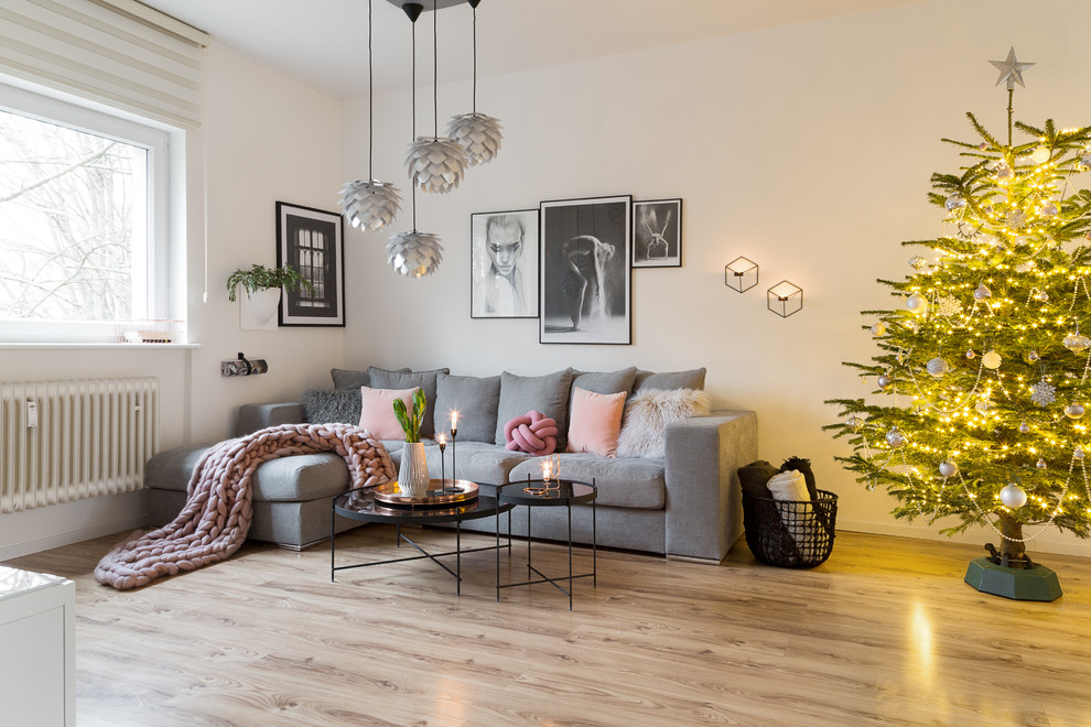 Mittelgroßes Skandinavisches Wohnzimmer mit weißer Wandfarbe und hellem Holzboden in Berlin
