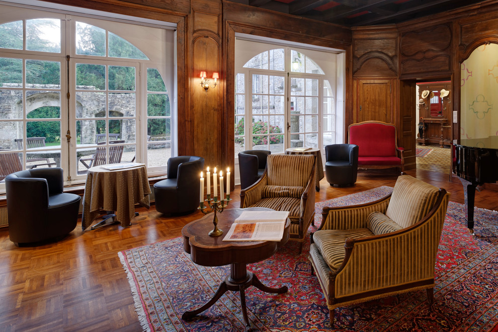 Example of a classic family room design in Dortmund
