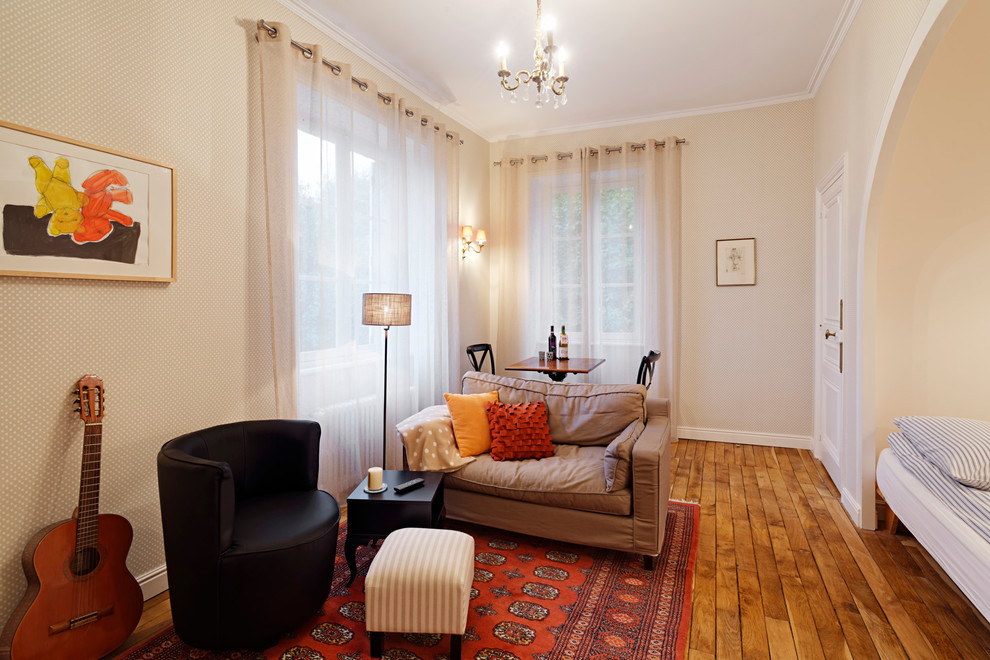 Idée de décoration pour un salon tradition de taille moyenne et ouvert avec un mur beige, un sol en bois brun et aucun téléviseur.