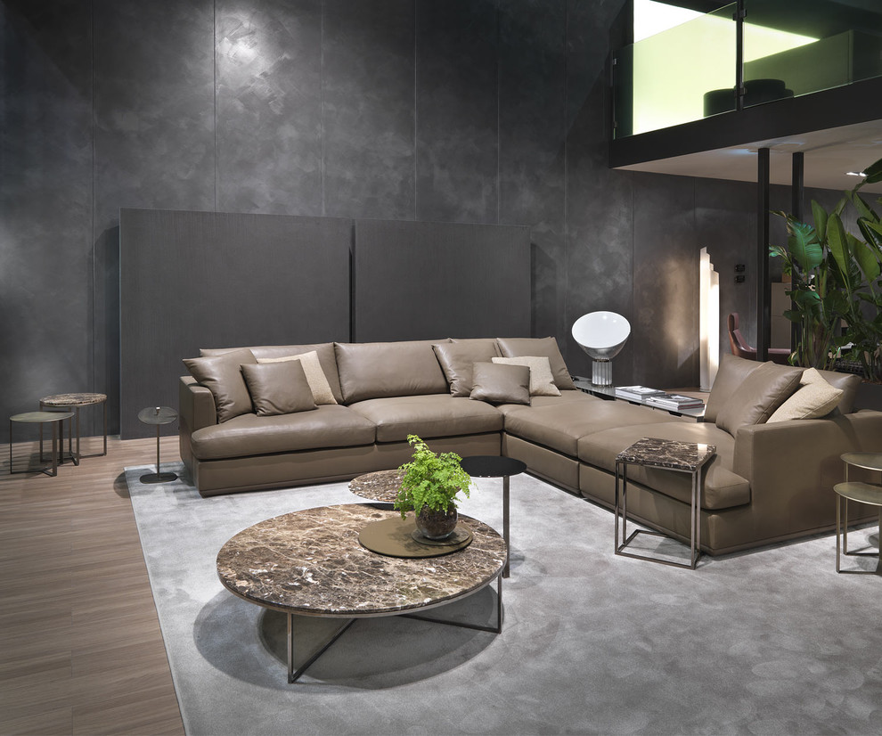 Modelo de sala de estar tipo loft actual extra grande sin chimenea con paredes grises, suelo de madera en tonos medios y suelo marrón