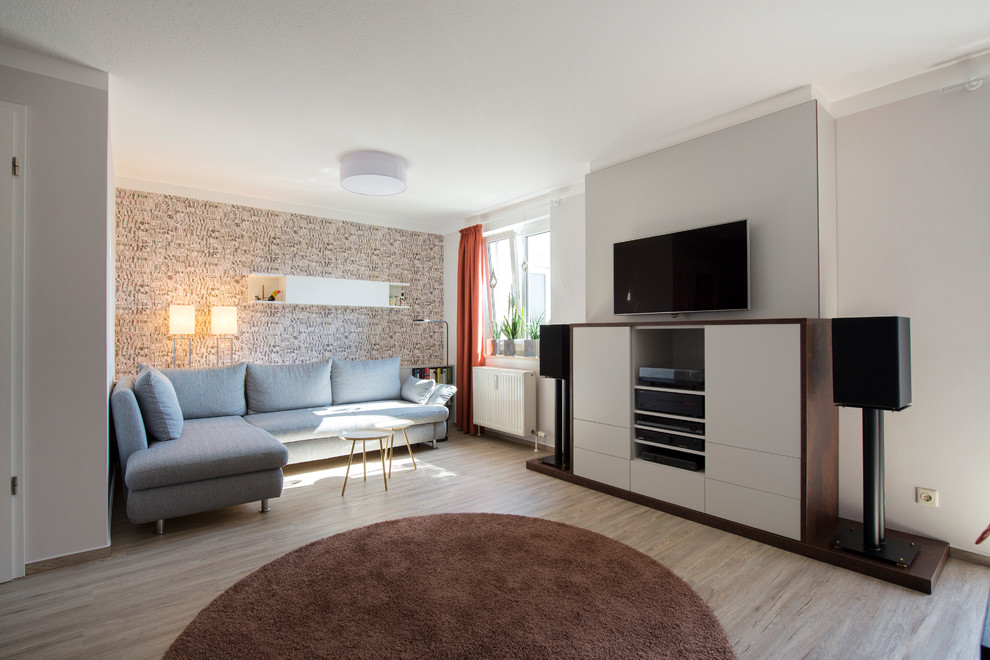 Mittelgroßes, Abgetrenntes Modernes Wohnzimmer ohne Kamin mit grauer Wandfarbe, hellem Holzboden, Multimediawand und beigem Boden in Nürnberg