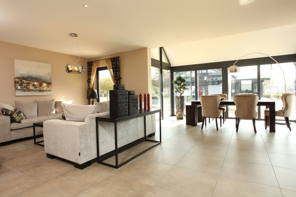 Foto di un soggiorno design aperto con pareti beige e pavimento beige