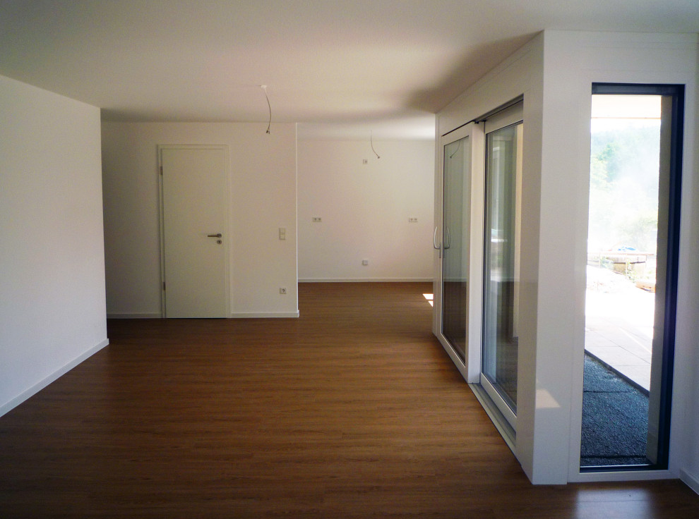 Esempio di un soggiorno minimal di medie dimensioni e aperto con sala formale, pavimento in legno massello medio e TV autoportante