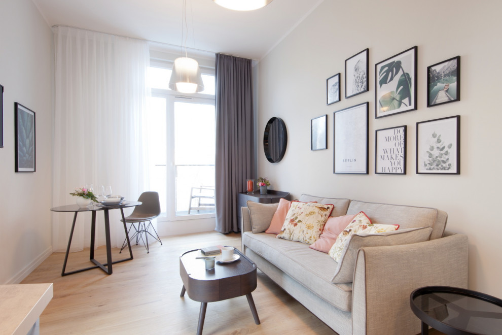 Mittelgroßes, Offenes Modernes Wohnzimmer mit grauer Wandfarbe, hellem Holzboden und TV-Wand in Berlin