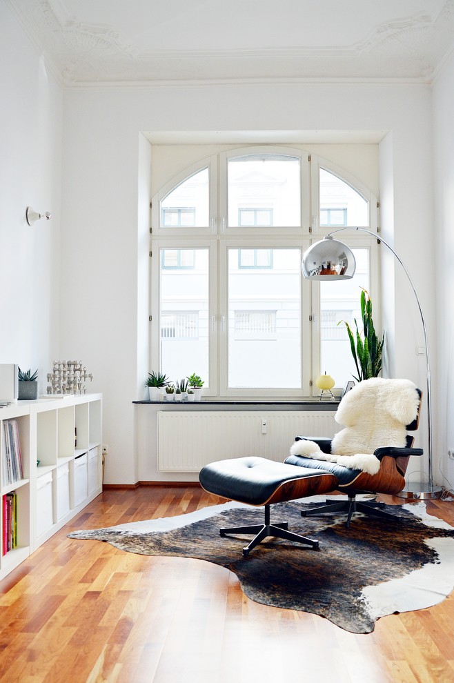 Kleines, Fernseherloses, Abgetrenntes Modernes Wohnzimmer ohne Kamin mit weißer Wandfarbe und hellem Holzboden in Düsseldorf