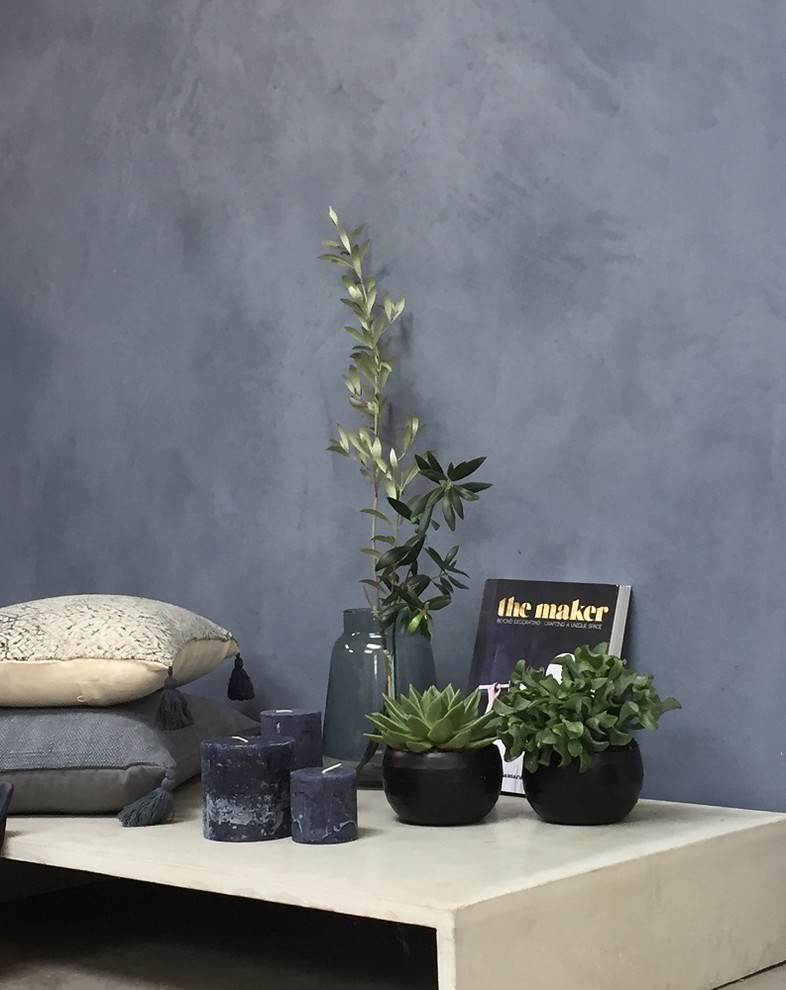 ケルンにある低価格の中くらいなコンテンポラリースタイルのおしゃれな独立型ファミリールーム (青い壁、濃色無垢フローリング、暖炉なし、内蔵型テレビ、茶色い床) の写真