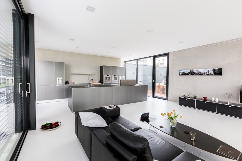 Geräumiges, Offenes Modernes Wohnzimmer ohne Kamin mit grauer Wandfarbe und freistehendem TV in Stuttgart