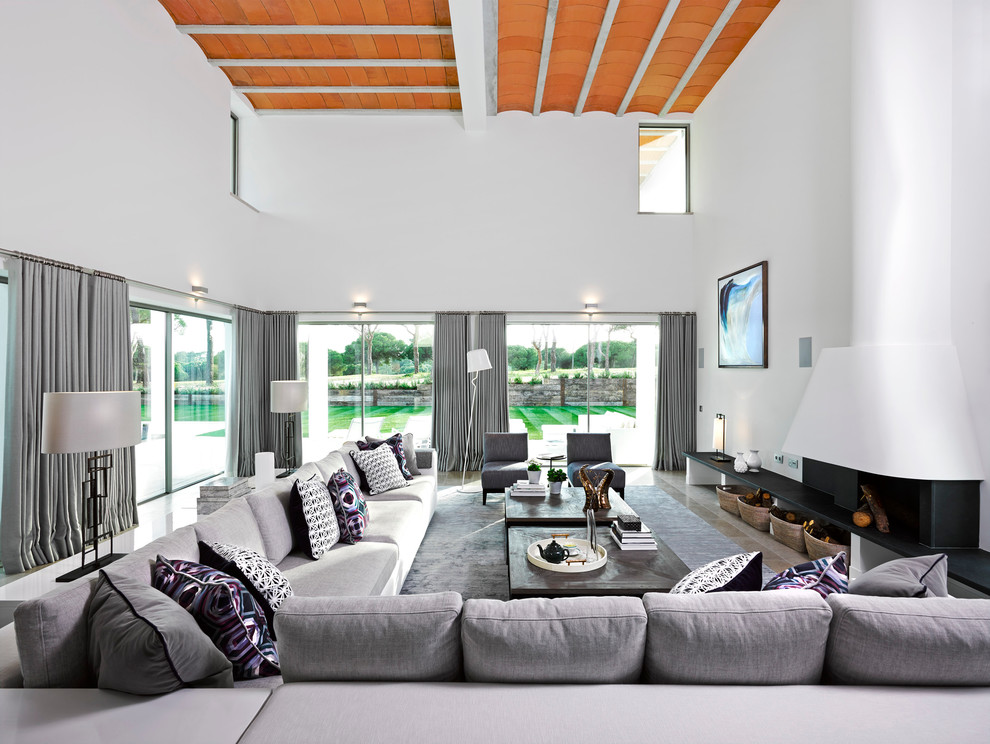 Источник вдохновения для домашнего уюта: изолированная гостиная комната в современном стиле с белыми стенами, стандартным камином и фасадом камина из штукатурки