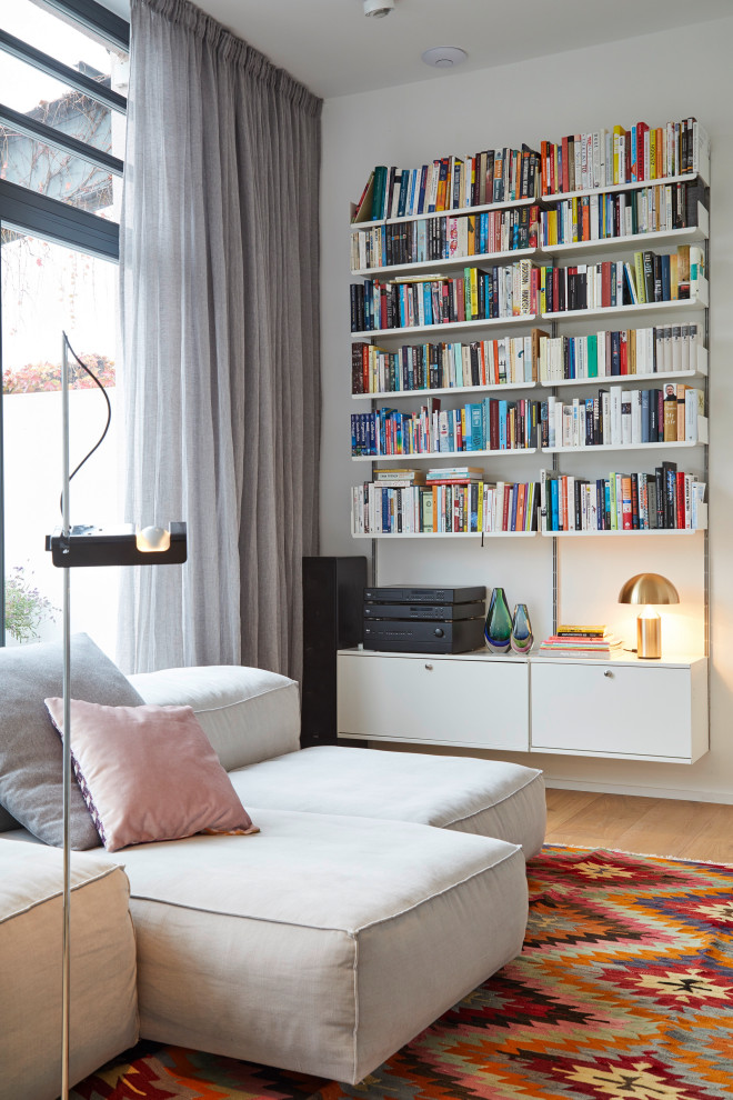 Mittelgroße, Offene Moderne Bibliothek mit weißer Wandfarbe und beigem Boden in Hamburg