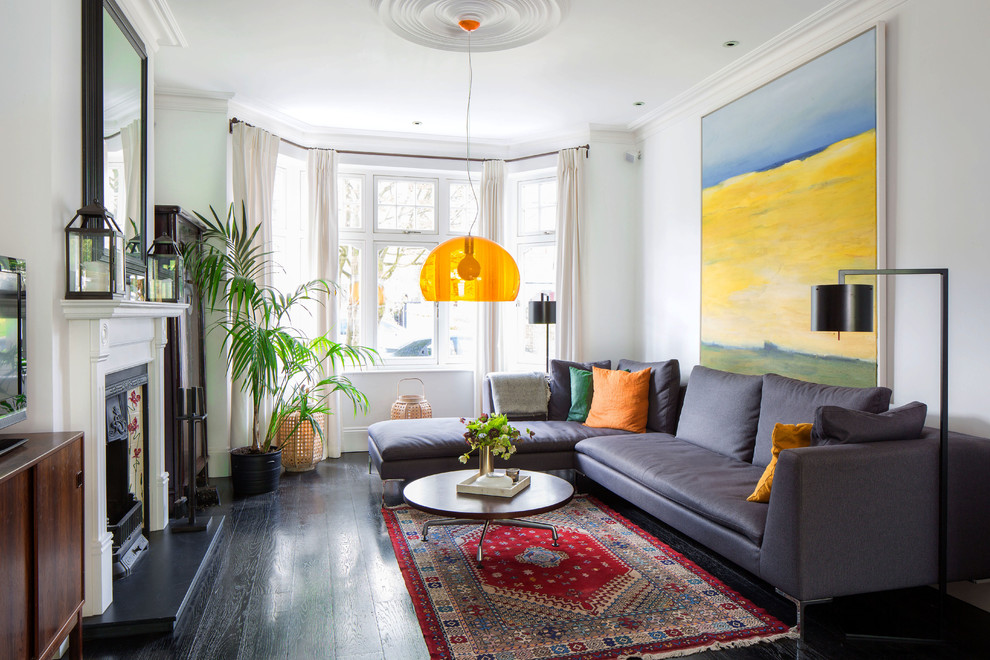 Mittelgroßes, Fernseherloses Modernes Wohnzimmer mit weißer Wandfarbe, dunklem Holzboden und Kamin in Hamburg