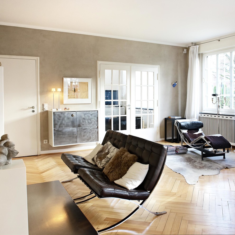 Источник вдохновения для домашнего уюта: изолированная гостиная комната среднего размера в современном стиле с бежевыми стенами, паркетным полом среднего тона и коричневым полом