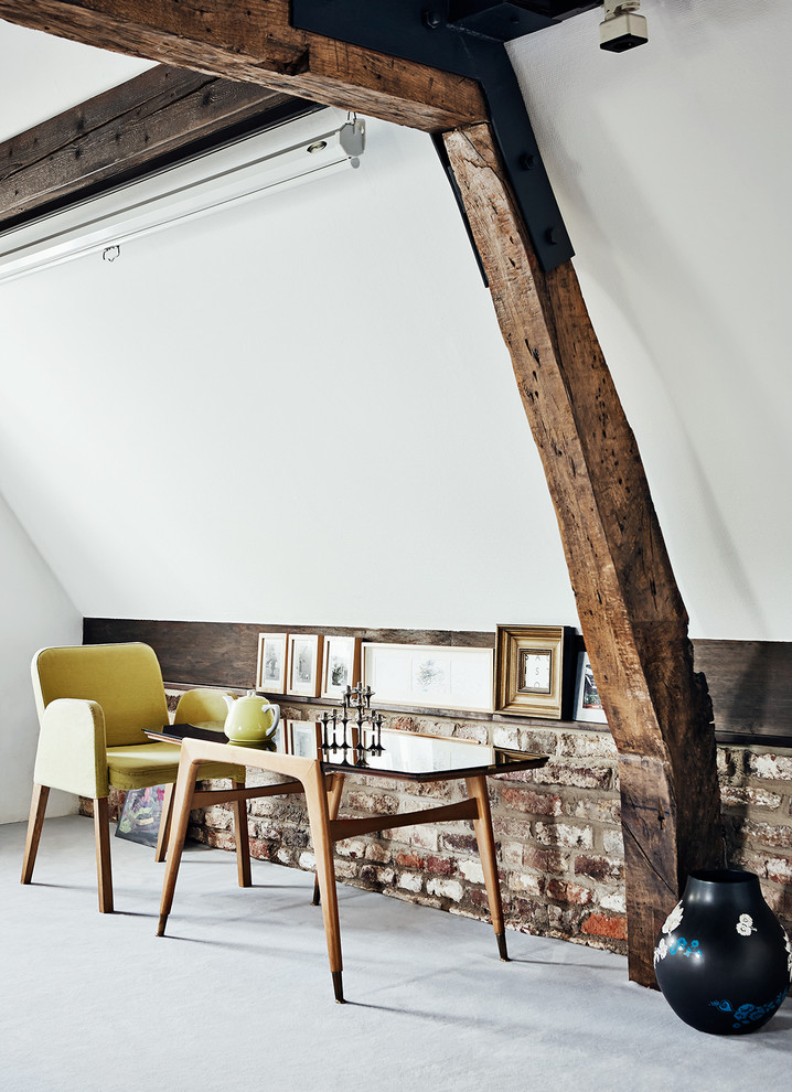 Ejemplo de sala de estar contemporánea pequeña con paredes blancas y moqueta