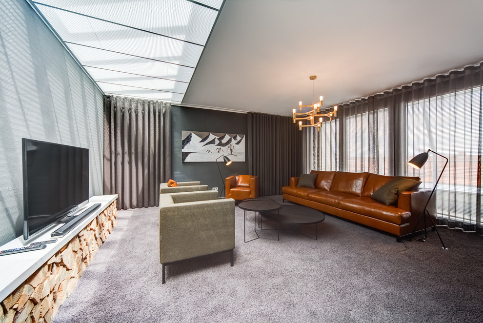 Mittelgroßes Modernes Wohnzimmer mit grauer Wandfarbe, Teppichboden und freistehendem TV in Berlin