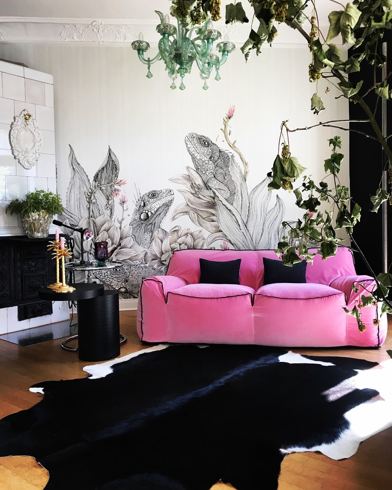 Kleines, Fernseherloses, Abgetrenntes Modernes Wohnzimmer mit grauer Wandfarbe, braunem Holzboden, Kamin, gefliester Kaminumrandung und braunem Boden in Hamburg