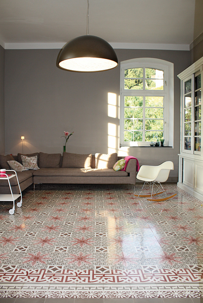 Cette photo montre un salon chic de taille moyenne et fermé avec un mur gris, un sol en carrelage de porcelaine et une salle de réception.