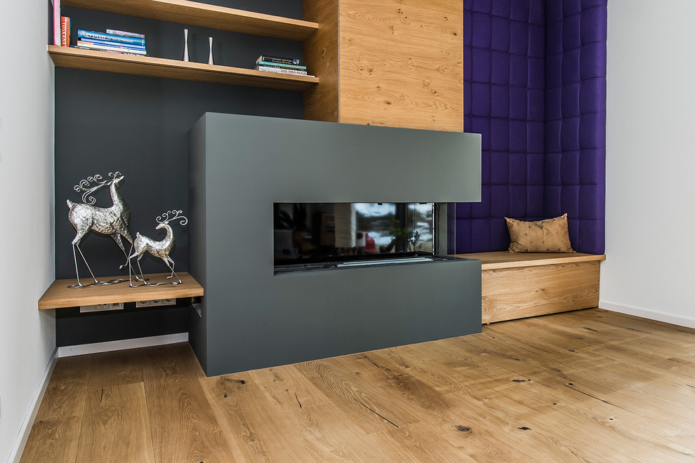 Aménagement d'une salle de séjour contemporaine avec un mur blanc, un sol en bois brun, une cheminée standard et un manteau de cheminée en bois.
