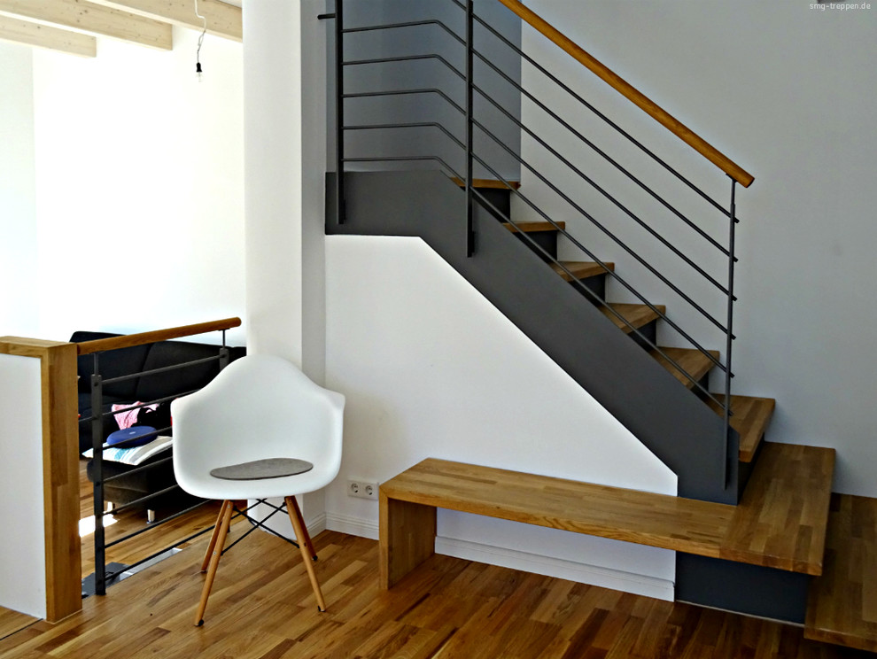 Ejemplo de sala de estar abierta actual de tamaño medio con paredes blancas y suelo de madera en tonos medios