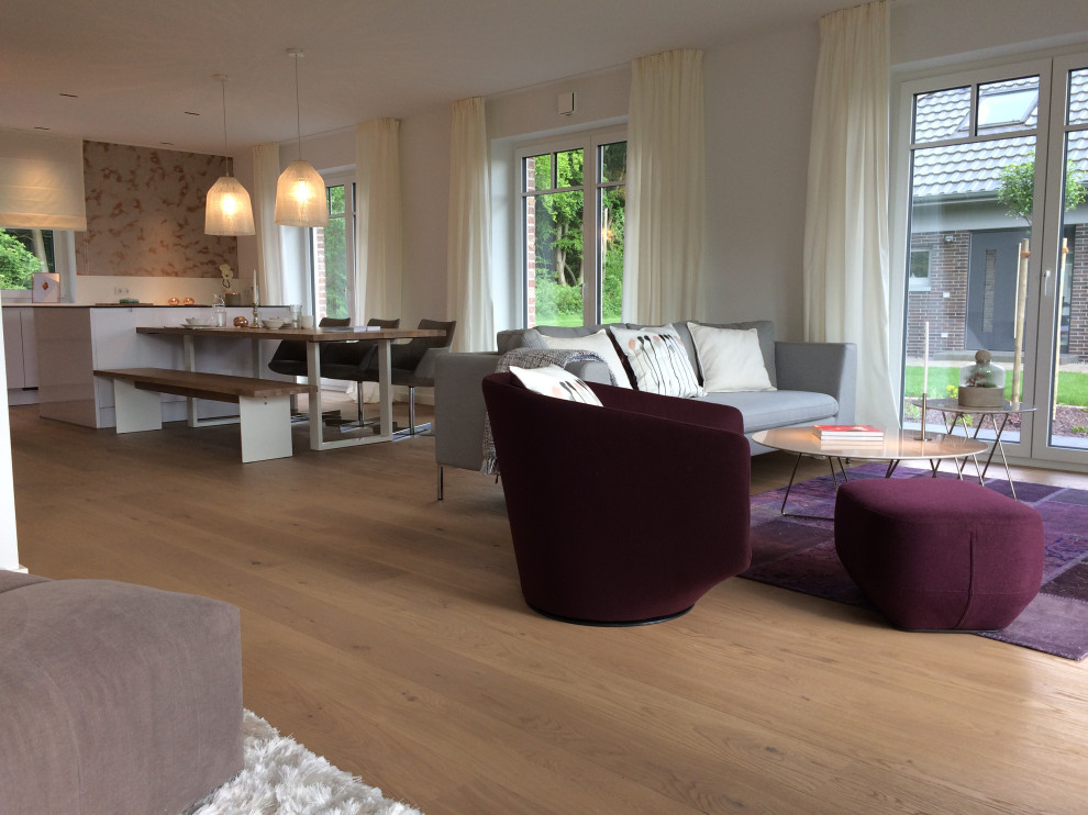 Mittelgroßes, Offenes Modernes Wohnzimmer mit grauer Wandfarbe und hellem Holzboden in Hamburg