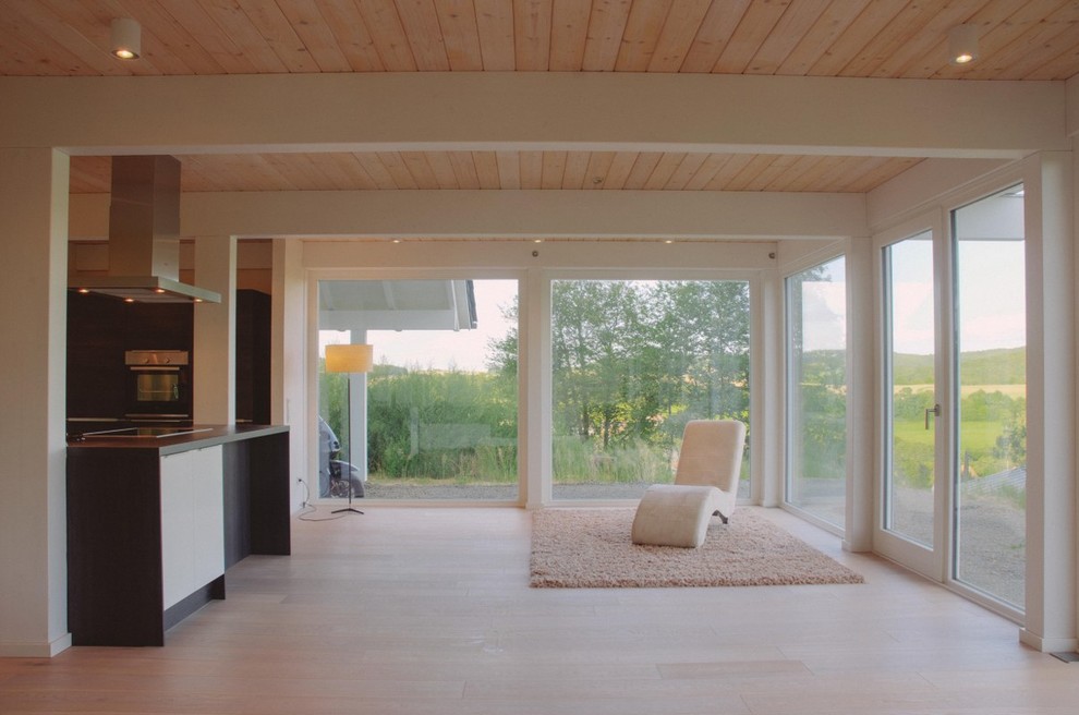 Idee per un soggiorno minimal aperto con parquet chiaro e pavimento beige