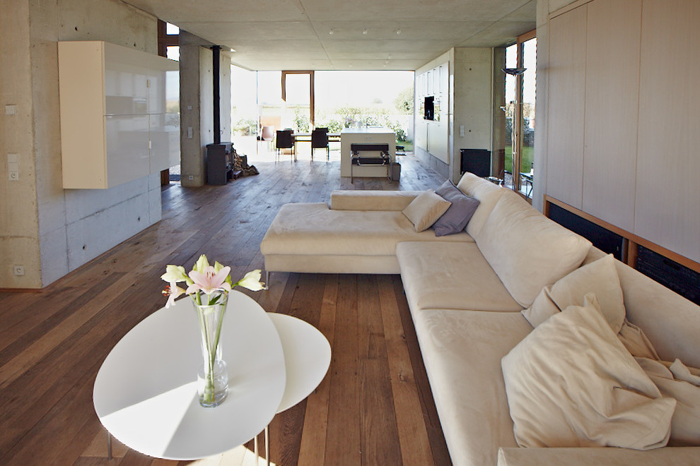 Immagine di un grande soggiorno design aperto con sala formale, pareti bianche, nessun camino, nessuna TV e pavimento marrone