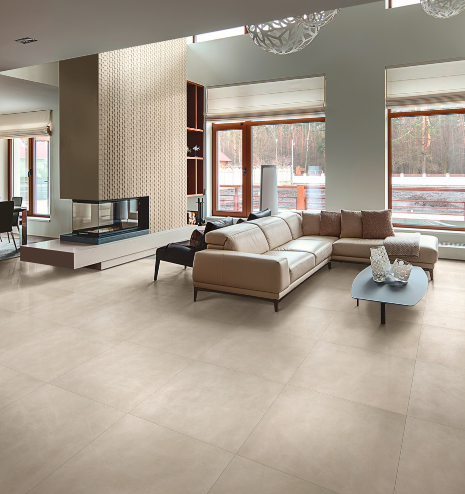 Immagine di un grande soggiorno minimalista aperto con pareti bianche, pavimento con piastrelle in ceramica e pavimento beige