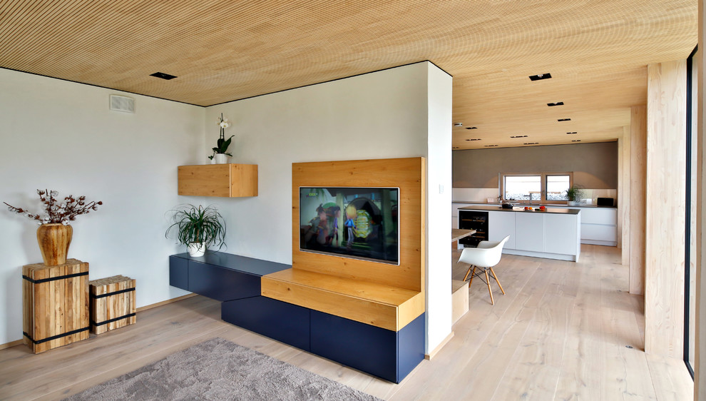 Mittelgroßes, Repräsentatives, Offenes Modernes Wohnzimmer mit weißer Wandfarbe, hellem Holzboden und TV-Wand in München